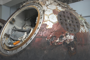 cliquez pour voir en haute résolution l'état de la caspule de Vostok 6 après son retour sur Terre : impressionnant !